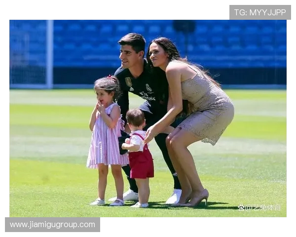 妻子社交媒体分享与库尔图瓦游戏夜照片展现休闲时光的乐趣