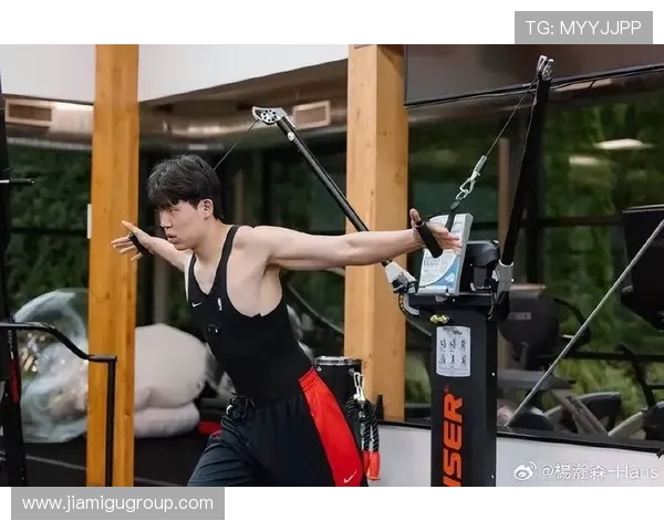 杨瀚森训练中展现神奇三分球网友称其进步显著不应被忽视